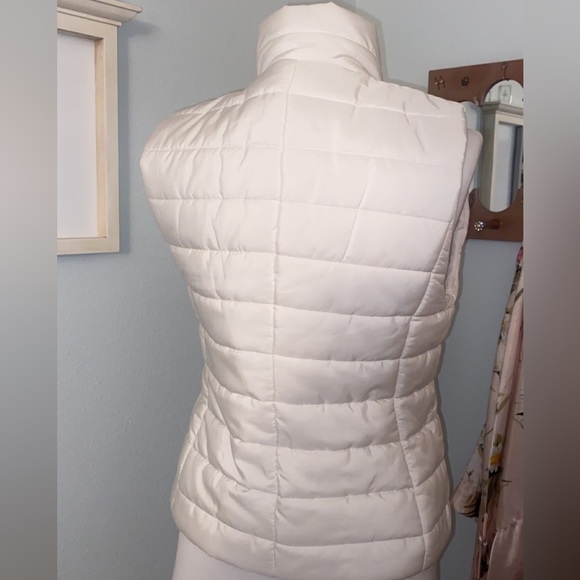 LOFT White Puffer Vest - Picture 2 of 5